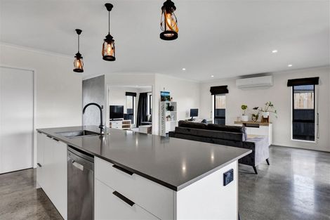 Photo of property in 15 Frederick Place, Whalers Gate, New Plymouth, 4310