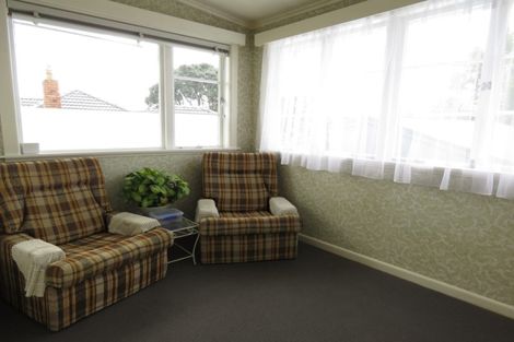 Photo of property in 33 Savoy Road, Glen Eden, Auckland, 0602