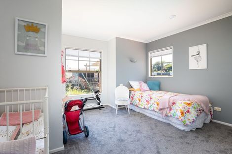 Photo of property in 11 Shelter Grove, Frankleigh Park, New Plymouth, 4310
