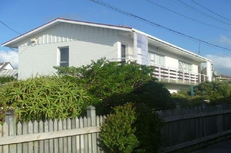 Photo of property in 1-3 Apu Crescent, Lyall Bay, Wellington, 6022