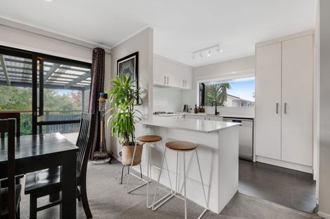 Photo of property in 5 Sevilla Place, Unsworth Heights, Auckland, 0632