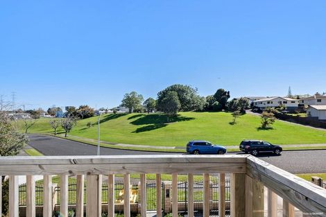 Photo of property in 15 Aronia Way, Goodwood Heights, Auckland, 2105