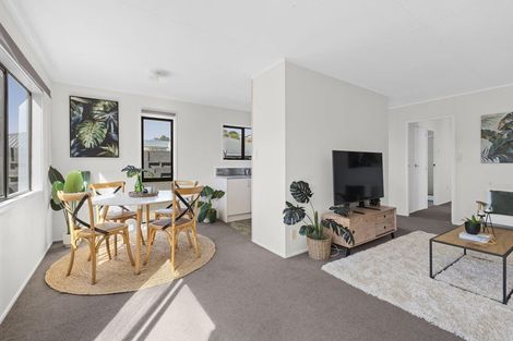Photo of property in 118 Riversdale Drive, Merrilands, New Plymouth, 4312