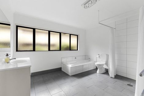 Photo of property in 29 Johnstone Drive, Fitzherbert, Palmerston North, 4410