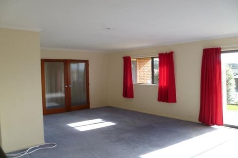 Photo of property in 17a Chesterton Terrace, Henderson, Auckland, 0612
