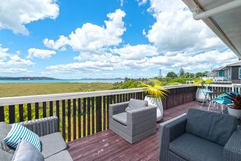 Photo of property in 33 Dawnhaven Drive, Te Atatu Peninsula, Auckland, 0610