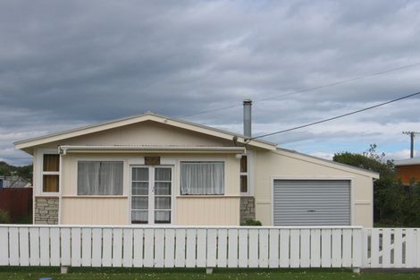 Photo of property in 18 Dewe Terrace, Foxton Beach, Foxton, 4815