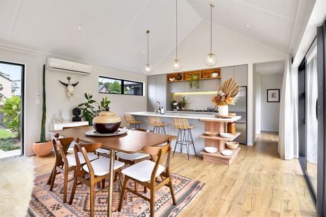 Photo of property in 2 Len Ireland Drive, Kumeu, 0810