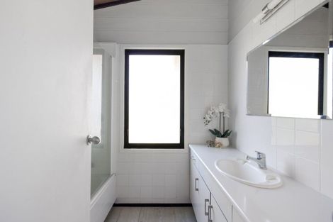 Photo of property in 32 Karewa Parade, Papamoa Beach, Papamoa, 3118