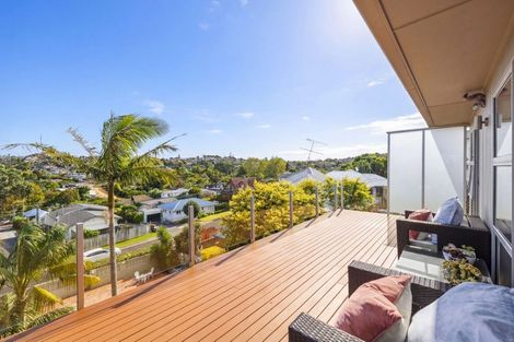 Photo of property in 1/5 Colmar Road, Mellons Bay, Auckland, 2014