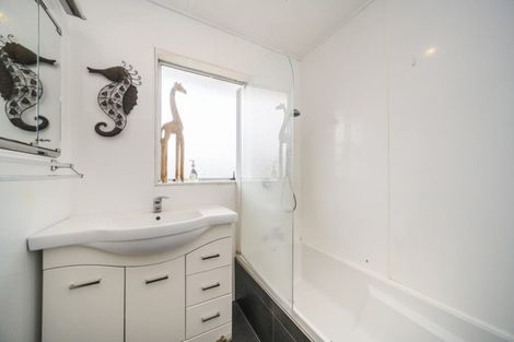 Photo of property in 18 Cumberland Place, Kelvin Grove, Palmerston North, 4414