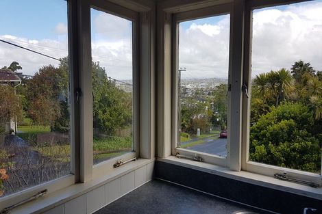 Photo of property in 204 East Coast Road, Forrest Hill, Auckland, 0620