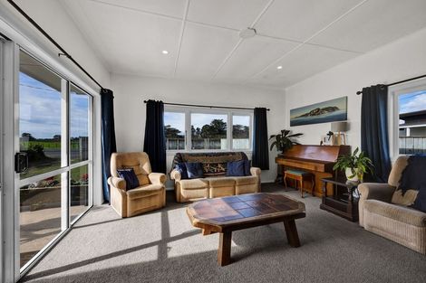 Photo of property in 464 South Road, Omata, New Plymouth, 4374