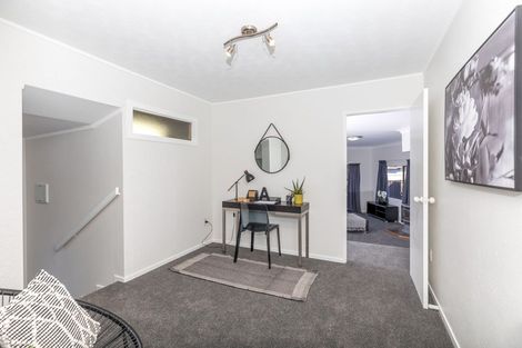 Photo of property in 33 Gilbass Avenue, Hamilton Lake, Hamilton, 3204