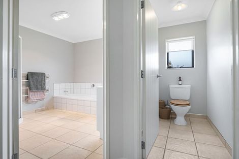 Photo of property in 2 Four Oaks Place, Pukekohe, 2120