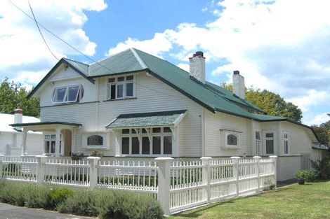 Photo of property in 15 Queen Street, Northcote Point, Auckland, 0627