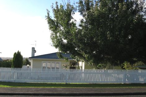 Photo of property in 82 Sylvan Crescent, Te Atatu South, Auckland, 0610