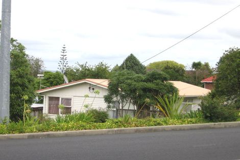 Photo of property in 2/302 Glenfield Road, Glenfield, Auckland, 0629