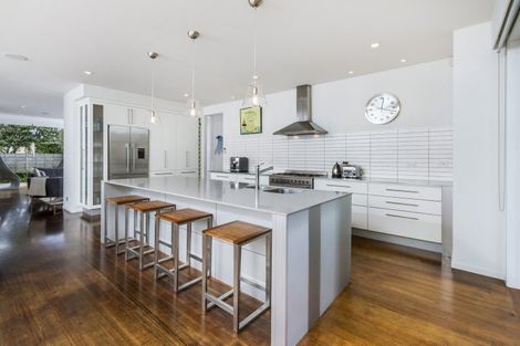 Photo of property in 28 Muritai Road, Milford, Auckland, 0620