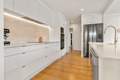 Photo of property in 28 Kingdale Road, Henderson, Auckland, 0610