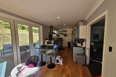 Photo of property in 1 Taylor Terrace, Tawa, Wellington, 5028