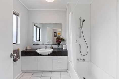 Photo of property in 73 Trias Road, Totara Vale, Auckland, 0629