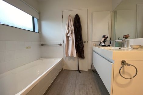 Photo of property in 78 Gunner Drive, Te Atatu Peninsula, Auckland, 0610