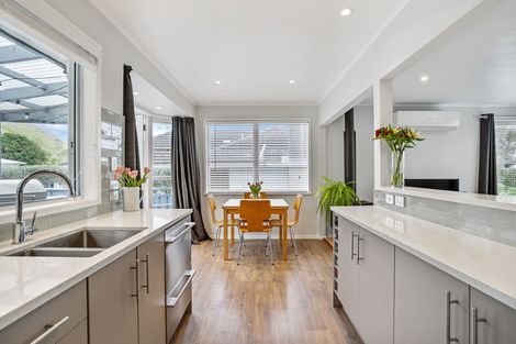 Photo of property in 20 Kapuka Road, Mangere Bridge, Auckland, 2022