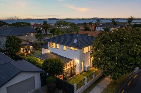 Photo of property in 2 Tollana Road, Te Atatu Peninsula, Auckland, 0610