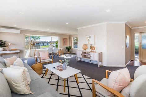Photo of property in 17 Balmerino Grove, Waikanae, 5036