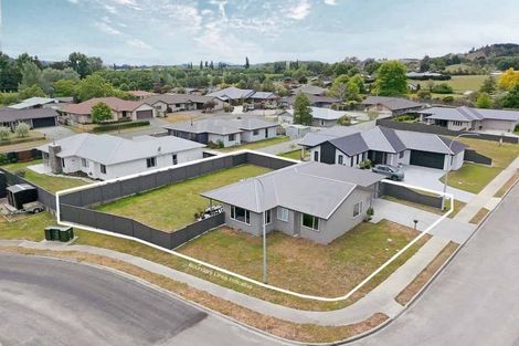 Photo of property in 33 Belgrove Drive, Waipukurau, 4200