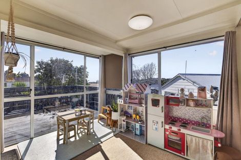 Photo of property in 35 Riversdale Drive, Merrilands, New Plymouth, 4312