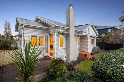 Photo of property in 10 Faulkner Road, Northcote Point, Auckland, 0627