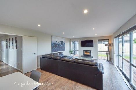 Photo of property in 140 Ruapehu Drive, Fitzherbert, Palmerston North, 4410