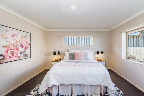 Photo of property in 17 Balmerino Grove, Waikanae, 5036