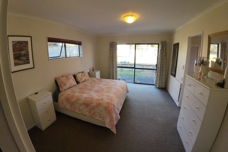 Photo of property in 5 Waimanu Bay Drive, Te Atatu Peninsula, Auckland, 0610