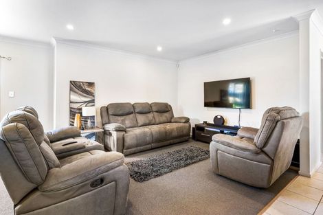 Photo of property in 9a Ballial Place, West Harbour, Auckland, 0618