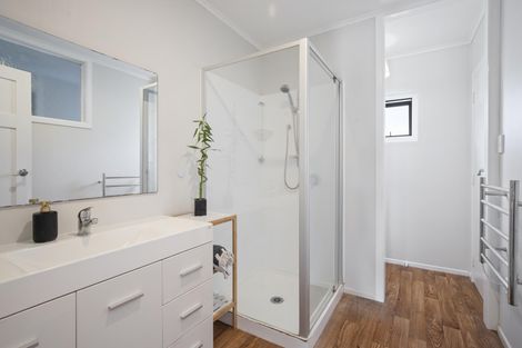 Photo of property in 11 Collingwood Road, Waiuku, 2123