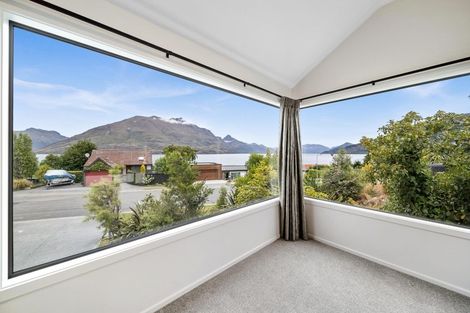 Photo of property in 83 Cedar Drive, Kelvin Heights, Queenstown, 9300