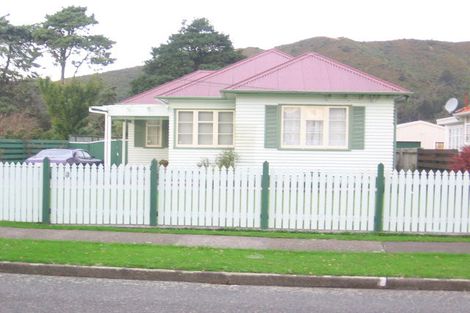 Photo of property in 8 Durham Crescent, Fairfield, Lower Hutt, 5011