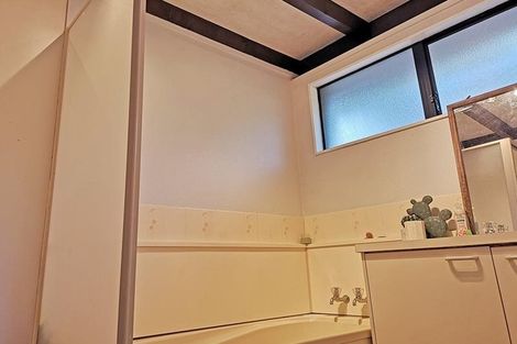 Photo of property in 2/52 Heathcote Road, Castor Bay, Auckland, 0620