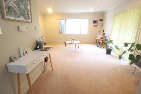 Photo of property in 16 Crimson Park, Oteha, Auckland, 0632