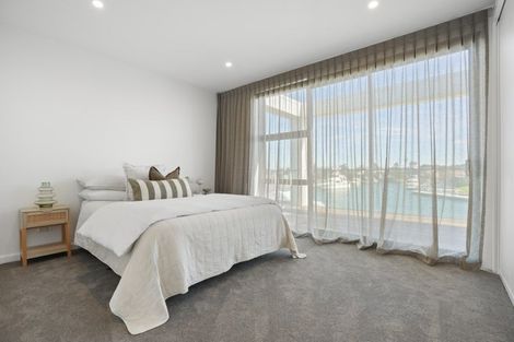 Photo of property in 21 Fred Carr Place, One Tree Point, 0118