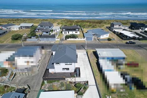 Photo of property in 17 Marine Parade South, Foxton Beach, Foxton, 4815