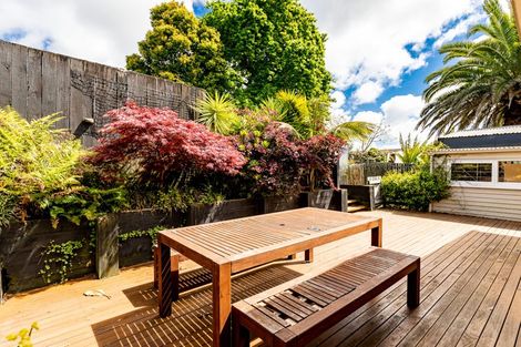 Photo of property in 21 South Lynn Road, Titirangi, Auckland, 0604