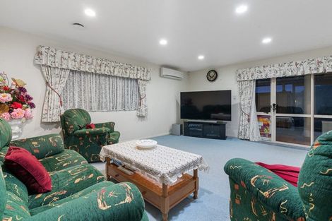 Photo of property in 17 Pelargonium Terrace, Goodwood Heights, Auckland, 2105