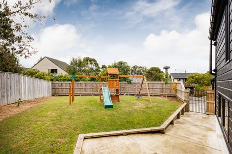 Photo of property in 11 Hillgrove Place, Fitzherbert, Palmerston North, 4410
