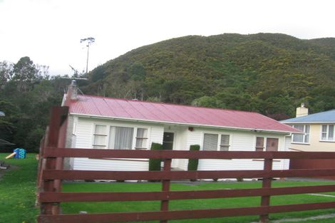 Photo of property in 5 Sunny Grove, Wainuiomata, Lower Hutt, 5014