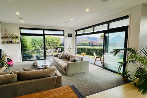 Photo of property in 2 Parachute Crescent, Papakura, 2110