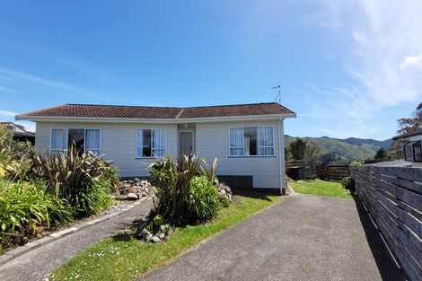 Photo of property in 22 Jasmine Grove, Maungaraki, Lower Hutt, 5010